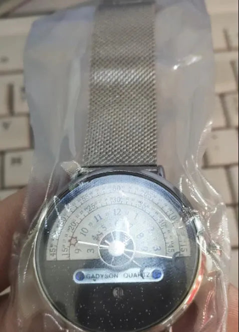 Men's gold and silver 40mm waterproof quartz fashion watch with round dial and sports design
