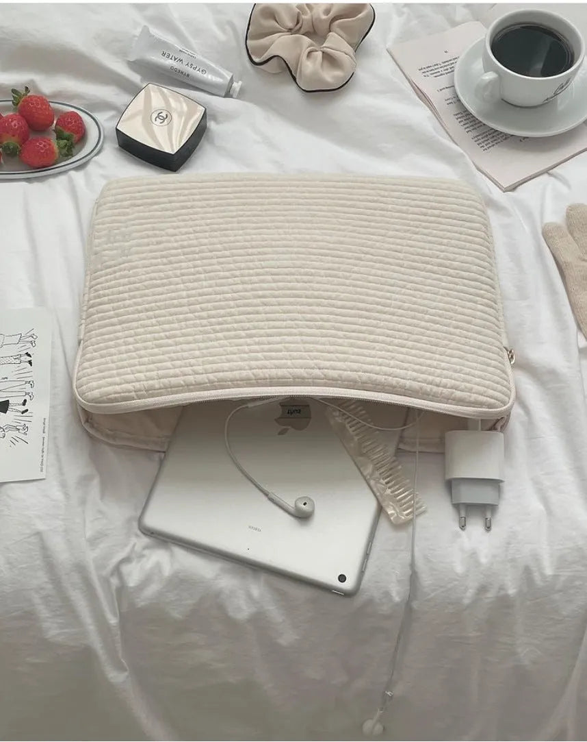 Black and white cotton clutch bag for tablets, shown in 11-inch, 13-14-inch, and 15-15.6-inch sizes with a coin pocket.