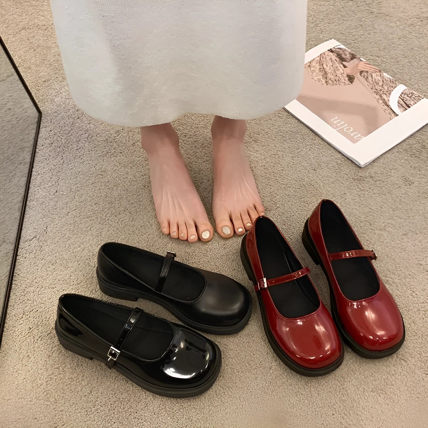 Women's solid colour French vintage flat shoes with round toe and PU leather upper.