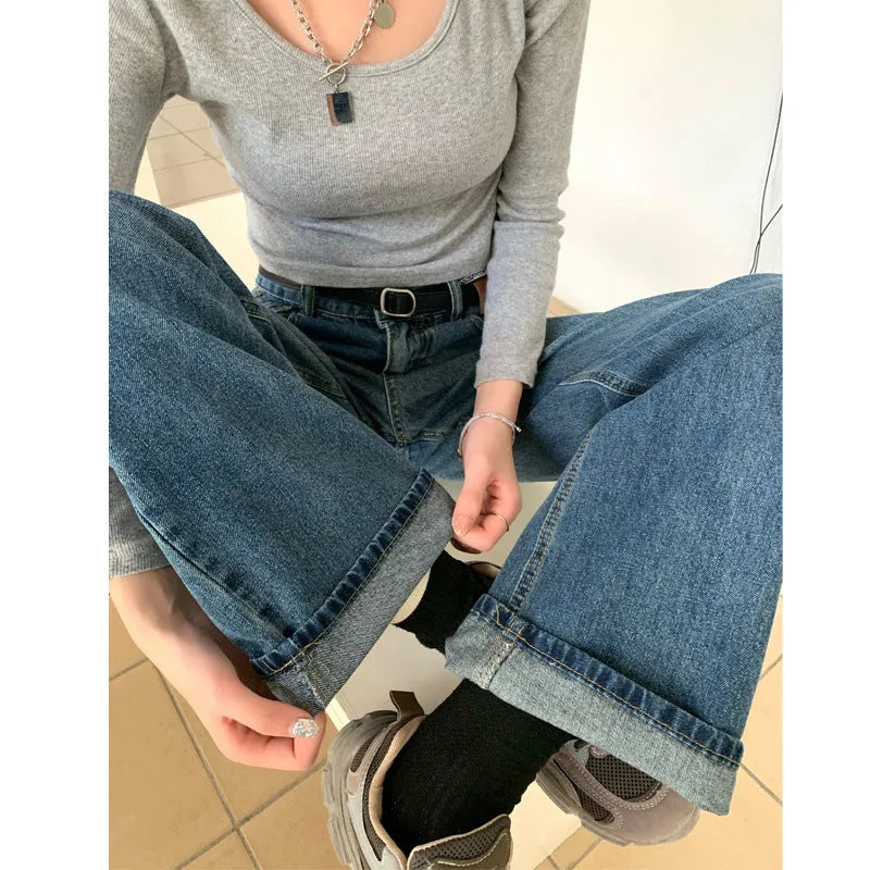 Women's retro straight jeans in cotton denim fabric with high waist design and straight leg cut