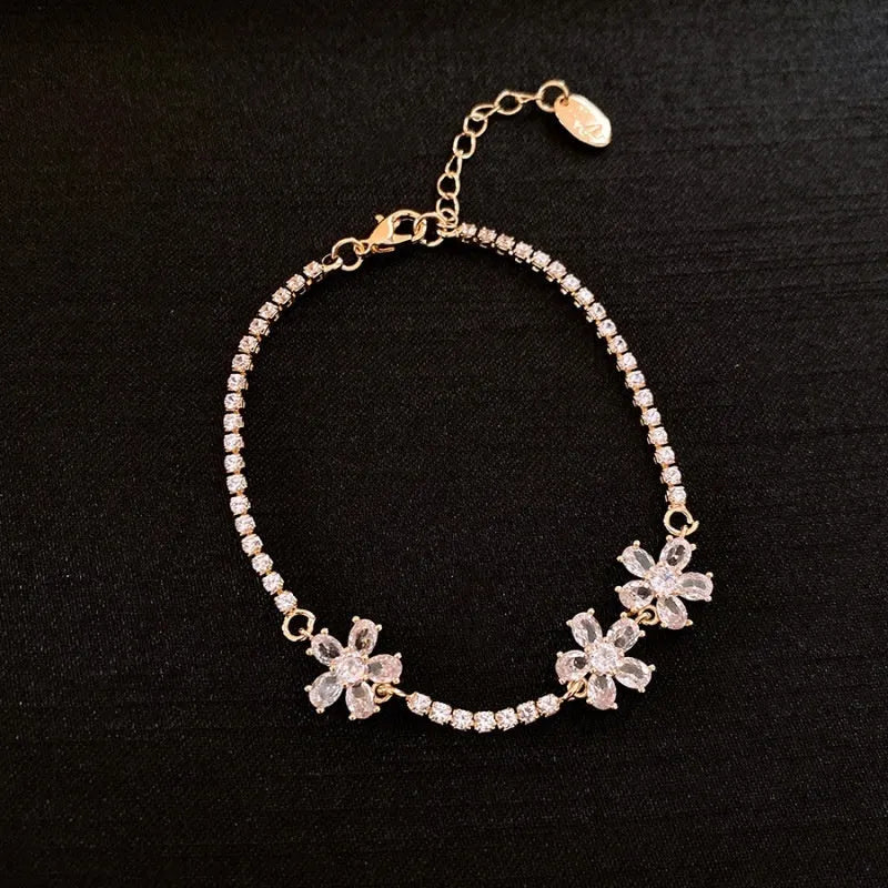 Gold geometric zircon bracelet for women with copper construction and quadrilateral design