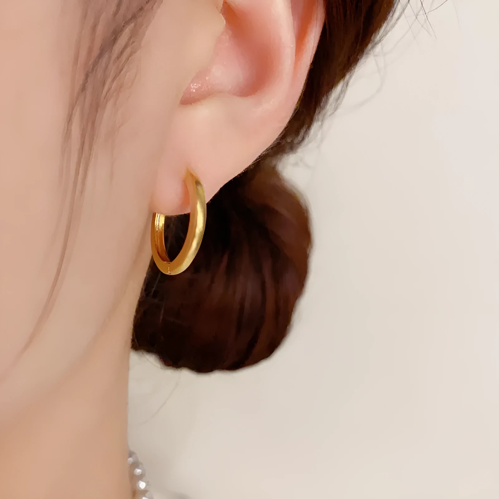 Geometric round women's ear clip with real gold plating in gold and silver colour options