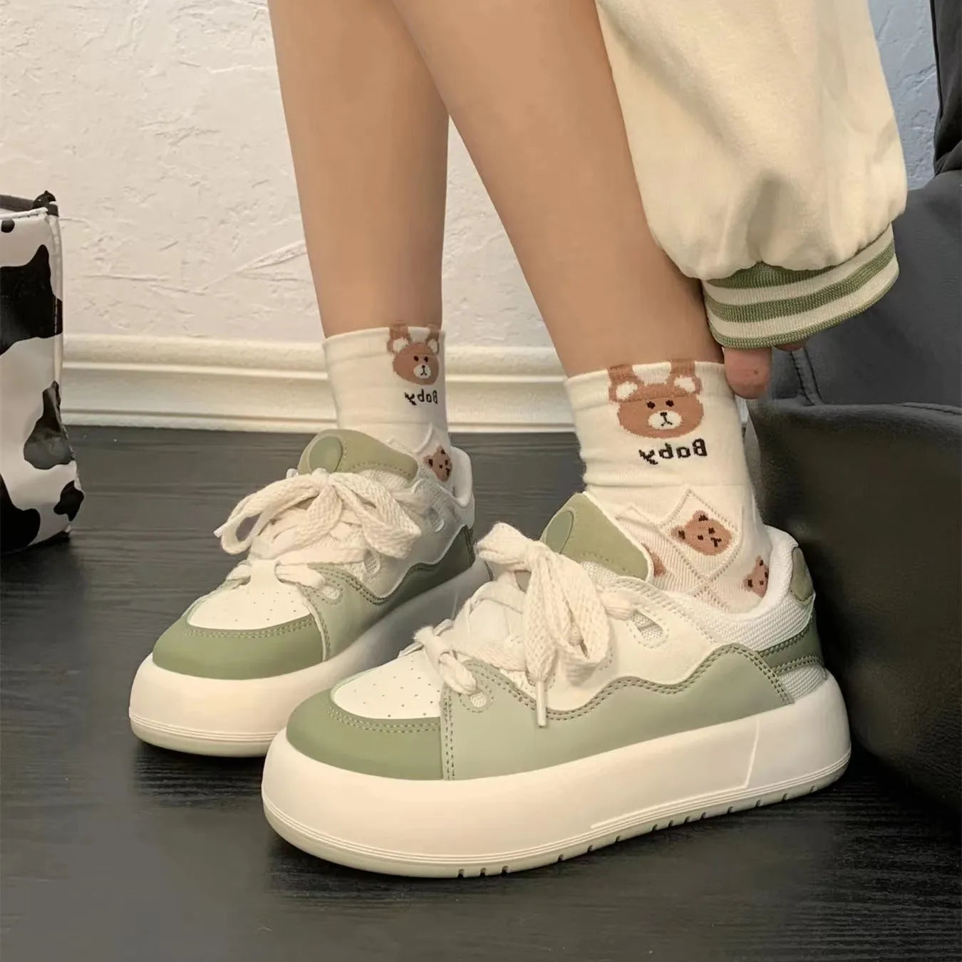 Green women's casual flat shoes with PU mesh uppers and non-slip soles