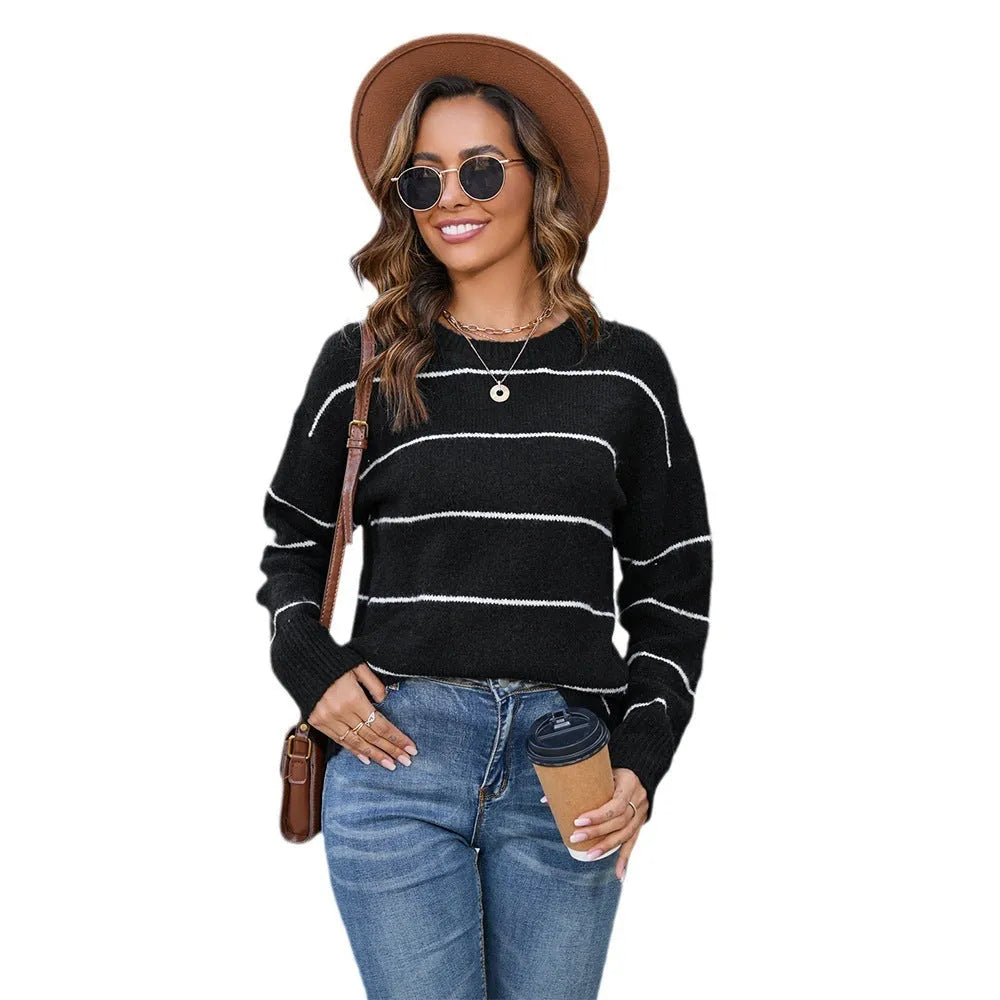 Women's striped pullover sweater with loose fit and round neck in black and white colours