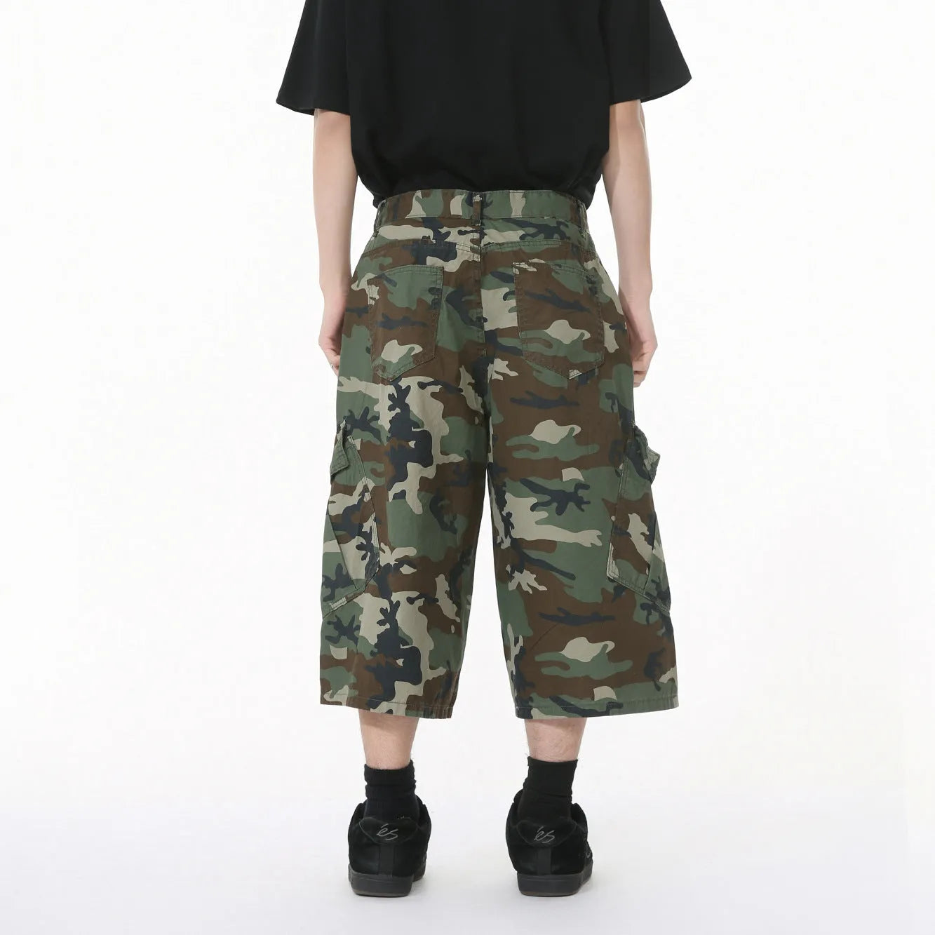 Men's camouflage cotton trousers with cropped length, wide leg fit, side stitching, and large pockets