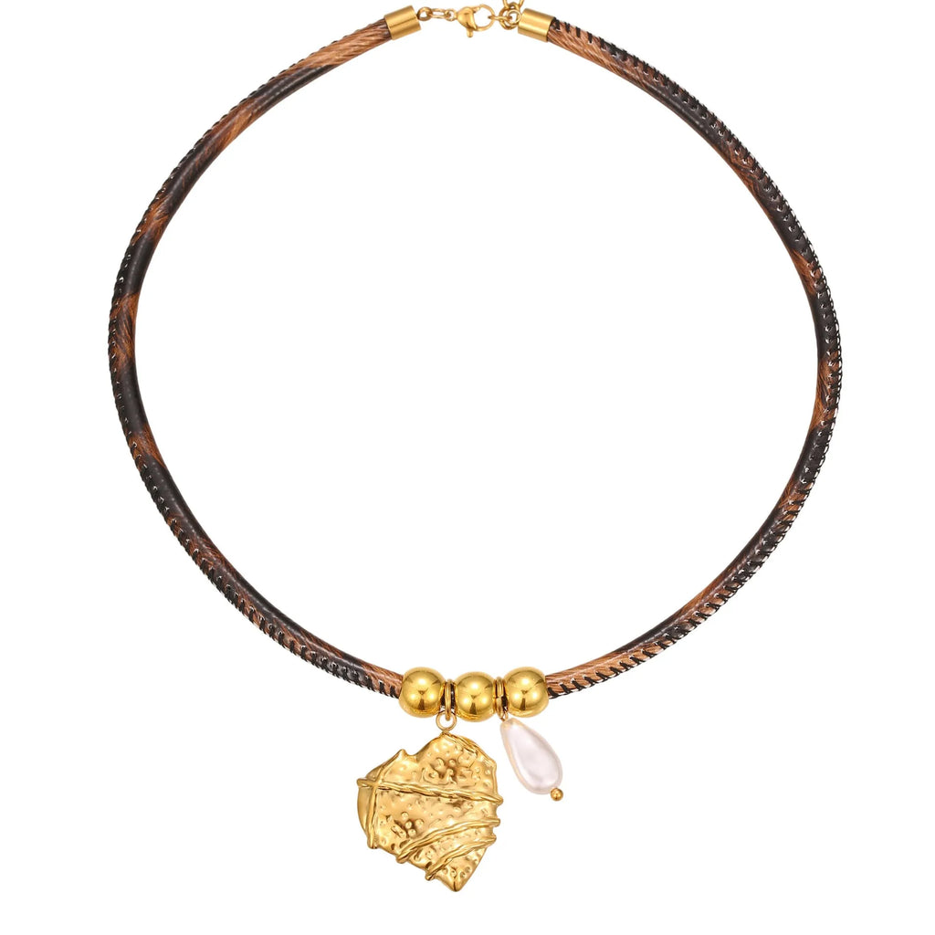 Geometric leopard pendant on a stainless steel chain with gold electroplating, adjustable length.