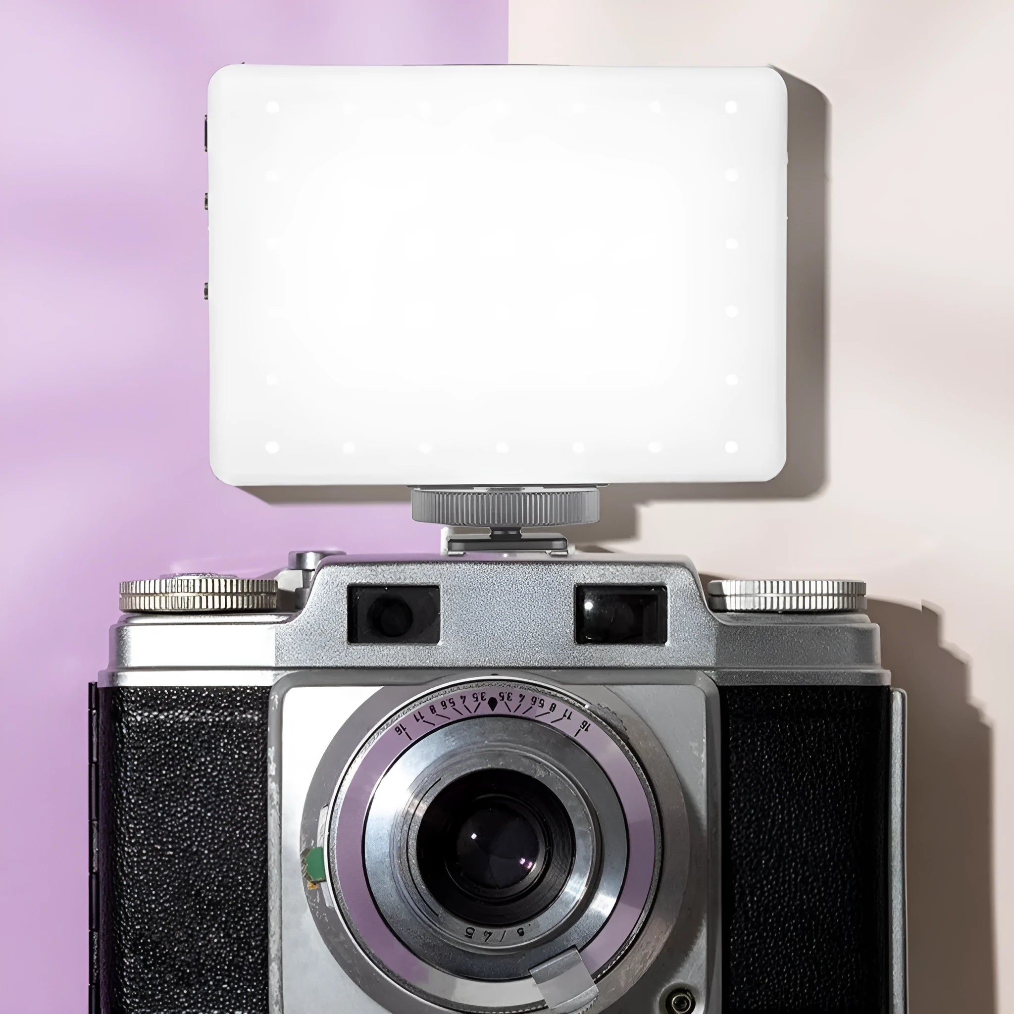 Portable pocket fill light clip attached to mobile phone for live streaming and photography