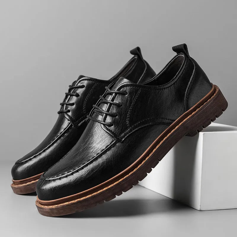 Casual leather shoes in black or brown with round toe and rubber soles