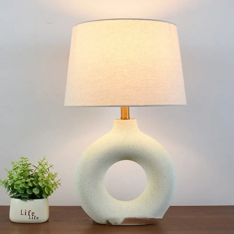 Feng Japanese-style ceramic table lamp with white finish and button switch