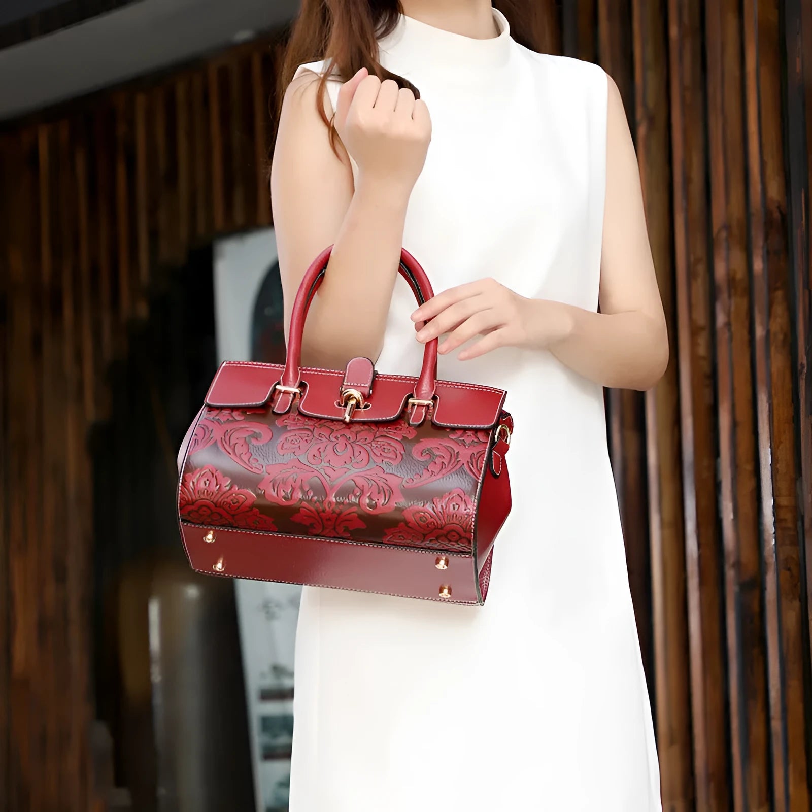 Women's vintage oval crossbody bag in genuine leather with organised interior compartments