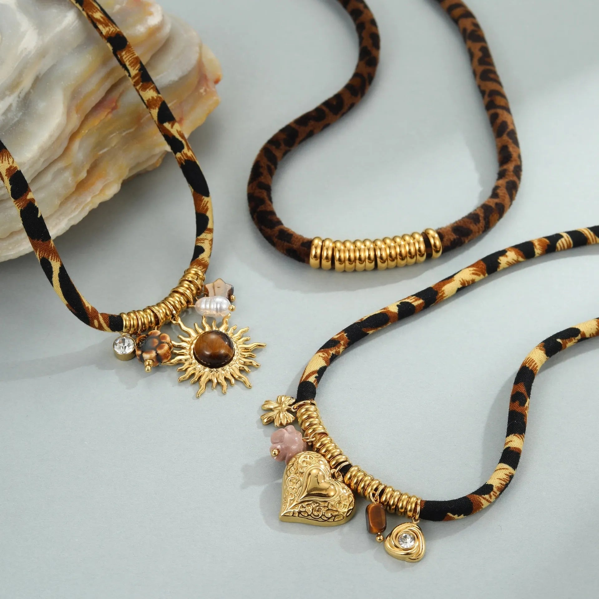Women's stainless steel necklace with geometric leopard pendant on adjustable 41-50cm chain with 18K gold electroplated finish