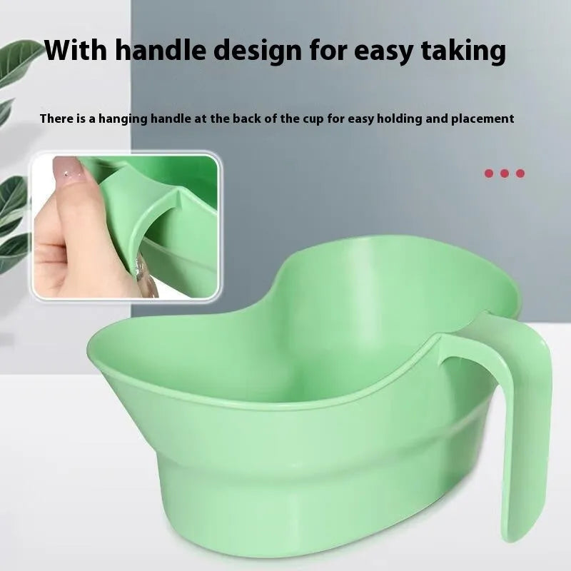 Green plastic mouthwash cup for elderly bedridden nursing care