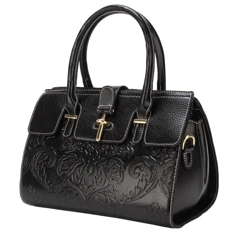 Women's vintage oval crossbody bag in genuine leather with organised interior compartments