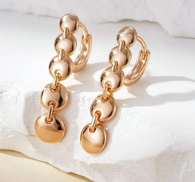 A pair of gold-coloured retro long circle earrings with a woven texture, for pierced ears.