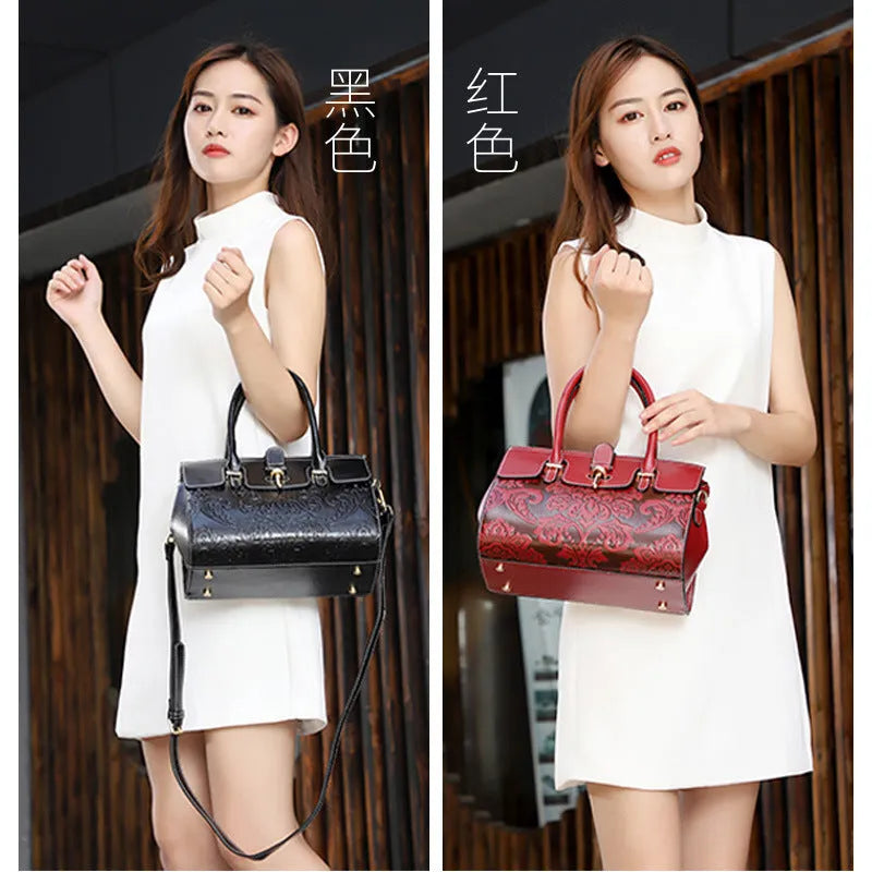 Women's vintage oval crossbody bag in genuine leather with organised interior compartments