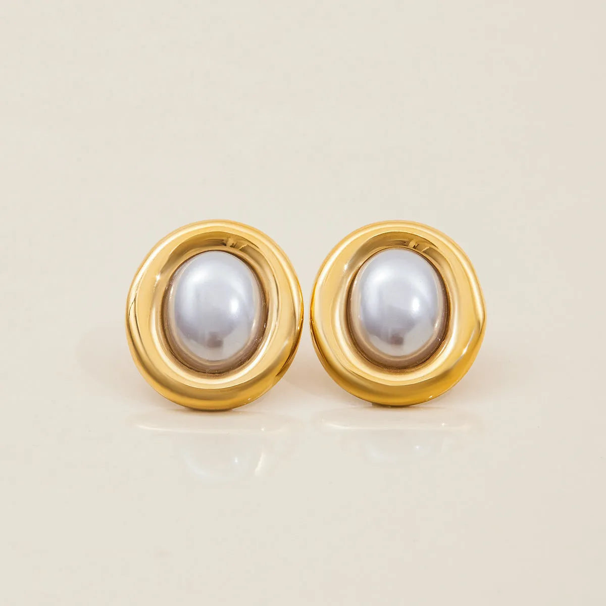 A pair of stainless steel stud earrings with a vintage-style faux pearl centre in colour JDE0305051.