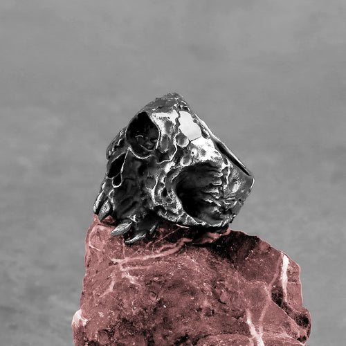 Alloy skull ring with one-eyed design in retro hip hop punk style, electroplated metallic finish