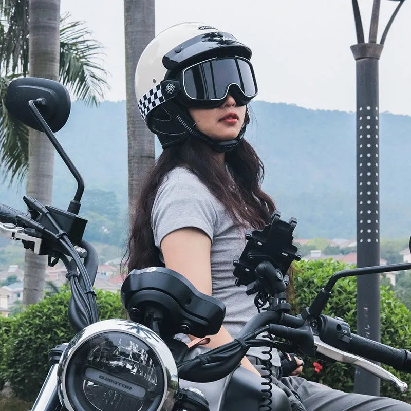 Retro motorcycle helmet in ABS thermoplastic with multiple colour options