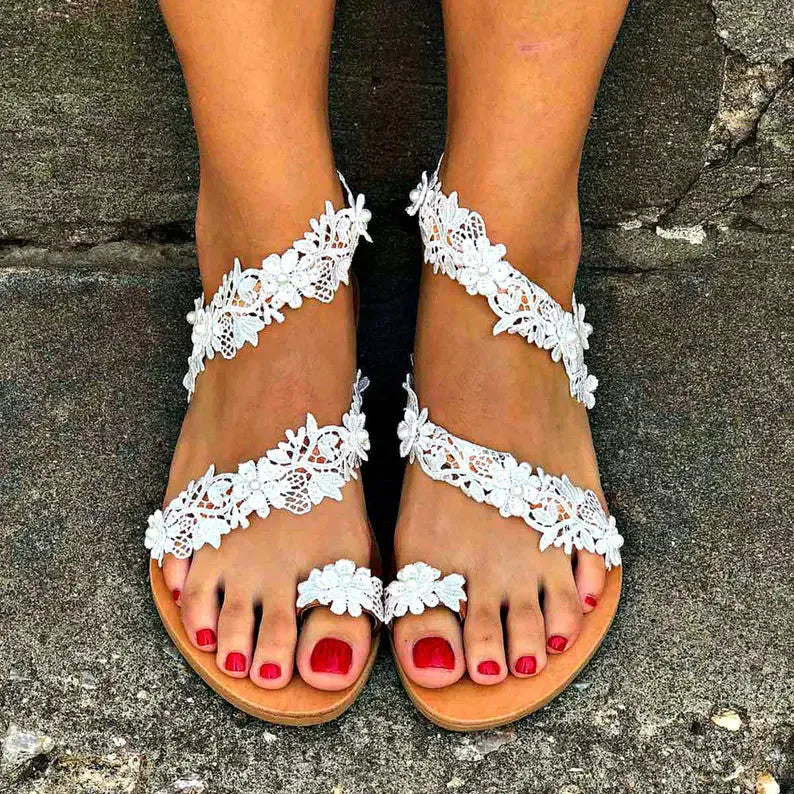 White plus size women's flat sandals with rhinestone floral decoration on PU patent leather upper