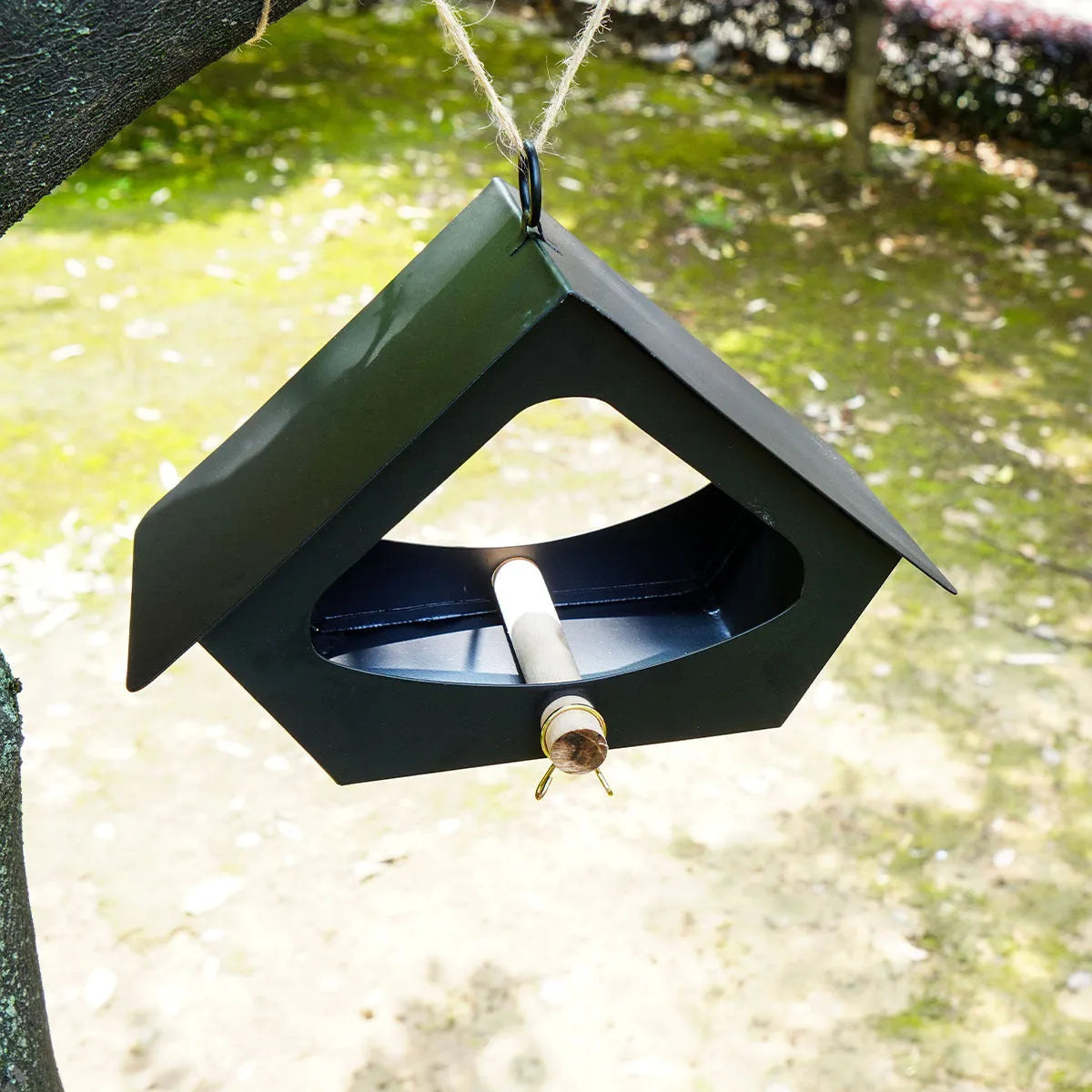 European-style iron bird nest feeder with anti-rain roof in modern simple design for outdoor garden decoration