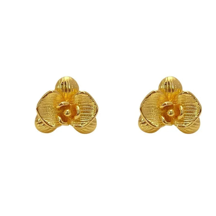 Retro-style flower earrings with petal design in gold or silver electroplated finish