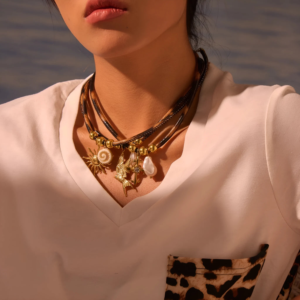 Geometric leopard pendant on a stainless steel chain with gold electroplating, adjustable length.