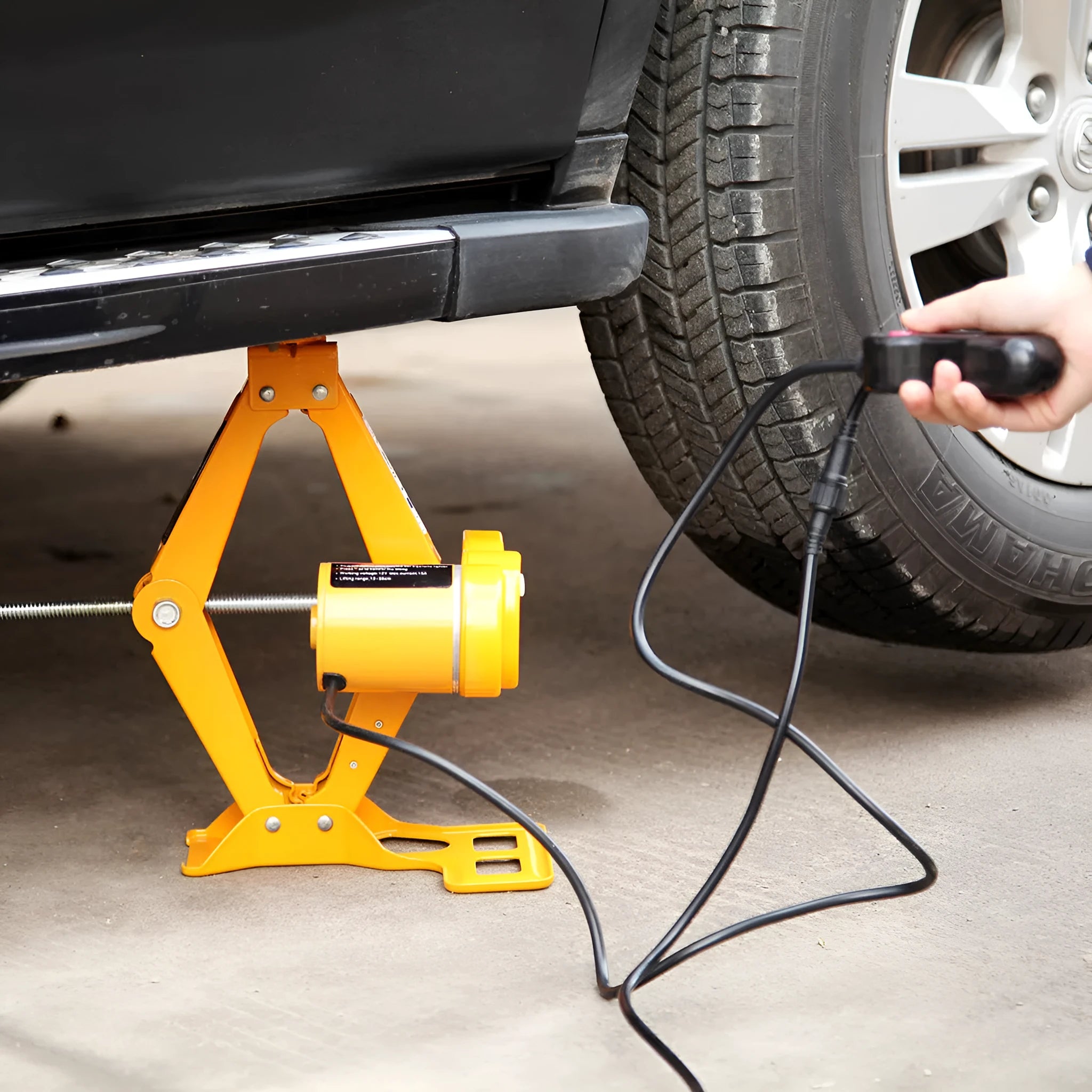 Vehicle-mounted electric hydraulic jack kit with 2-tonne capacity and 100W motor.