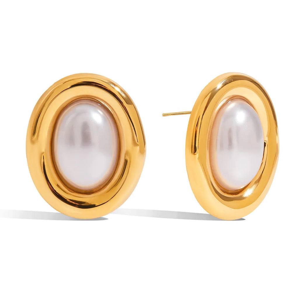 A pair of stainless steel stud earrings with a vintage-style faux pearl centre in colour JDE0305051.