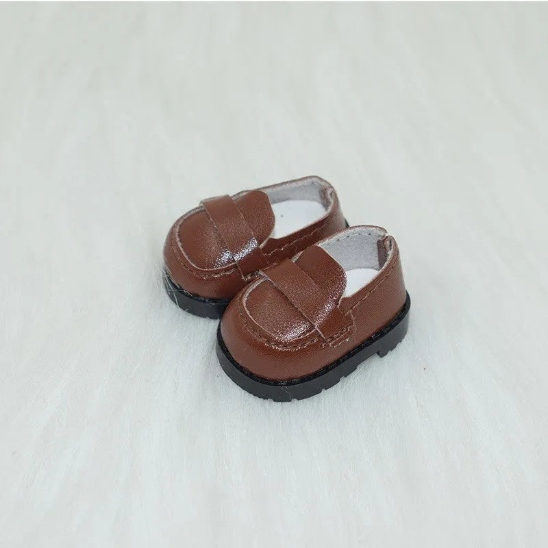 Replacement shoes for 17cm fashion dolls in various styles and colours